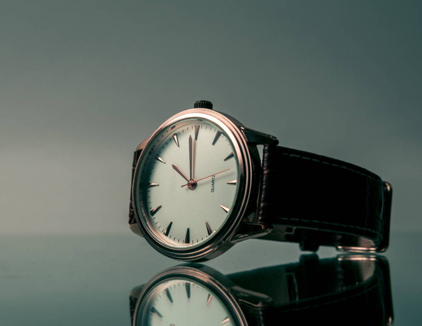 Elegantní náramkové hodinky detailní up na tmavé - Fotografie, Obrázek