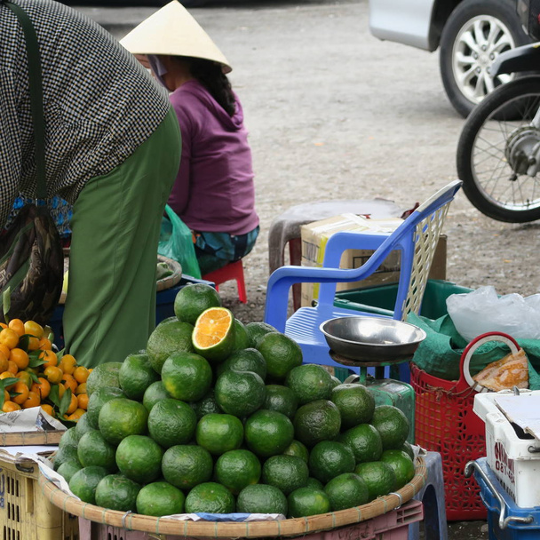Ázsiai gyümölcsök eladó utcáin Vietnam - Fotó, kép