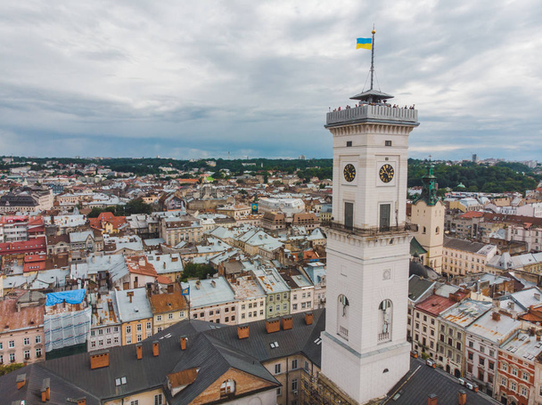 Luftaufnahme einer alten europäischen Stadt mit roten Dächern. Rathaussturm - Foto, Bild