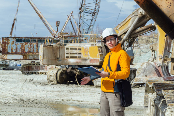 жінка-геолог або гірничий інженер на роботі
 - Фото, зображення