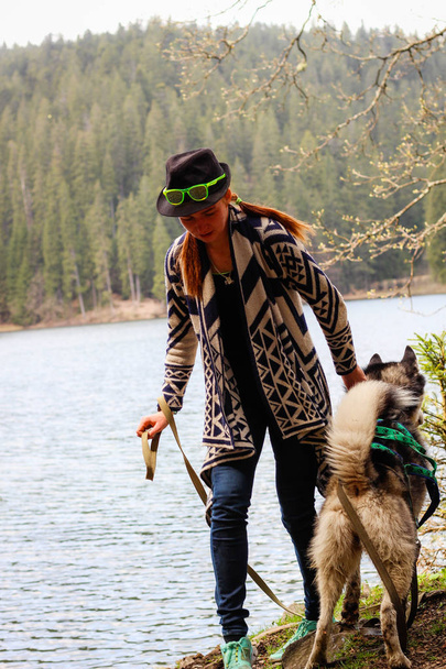 犬とポンチョで山の中のルディの女の子。ハスキーで  - 写真・画像