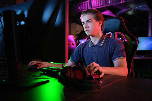 Кібер-спорт. Командна гра. Професійний гравець кіберспорті навчання або грати онлайн гра на своєму комп'ютері - Фото, зображення