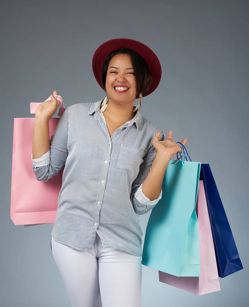 Latin woman with shopping bags - Фото, зображення