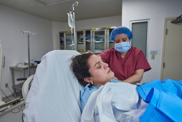 Krankenschwester hilft Patientin bei Operation - Foto, Bild