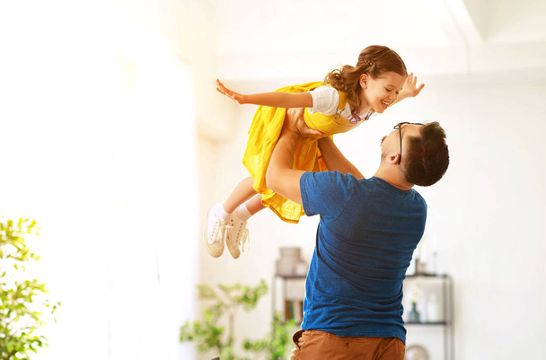 Isänpäivä. Onnellinen perhe tytär halaa isäänsä
   - Valokuva, kuva