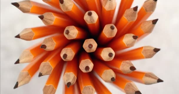Sárga bevonatú ceruzák forognak lassított felvételben. Közelkép a tetejéről, felvétel a Red 6k kameráról - Felvétel, videó