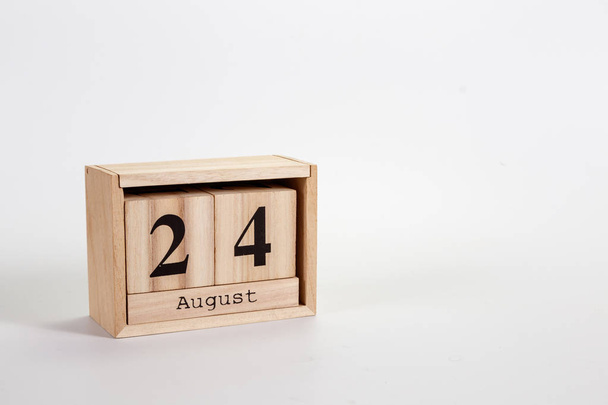 Calendario de madera 24 de agosto sobre fondo blanco
  - Foto, imagen
