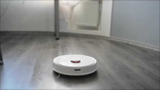 Slimme robot stofzuiger maakt natte reiniging van de Gelamineerde vloer. - Video