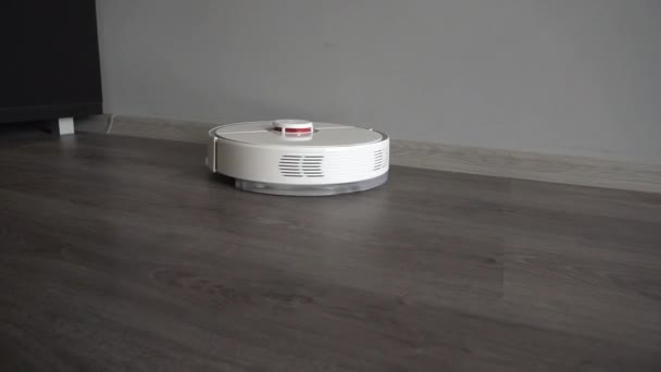 Σύγχρονη αυτόνομη ρομποτική ηλεκτρική σκούπα στο διαμέρισμα. - Πλάνα, βίντεο