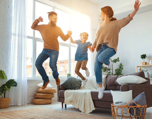 onnellinen perhe äiti isä ja lapsi tytär tanssia kotona  - Valokuva, kuva