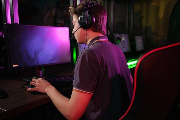 Киберспорт. Полностью сконцентрированный профессиональный игрок в киберспорт, играющий важный матч
 - Фото, изображение