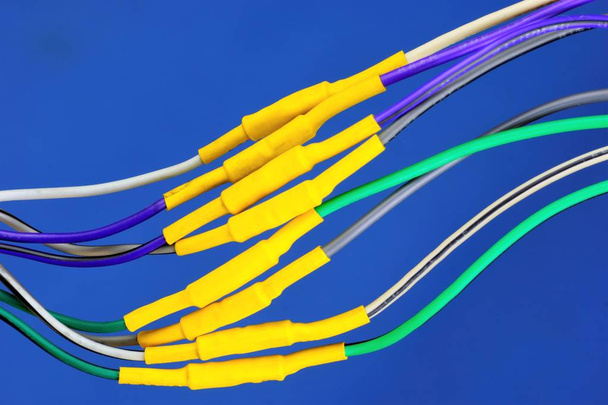 Los cables eléctricos están conectados y aislados. Cableado para fuente de alimentación y transmisión de datos en ingeniería eléctrica
.  - Foto, imagen