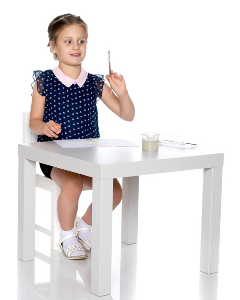 A little girl paints with paint and brush. - Fotografie, Obrázek