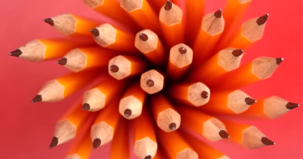 Gele gecoate potloden draaien in slow motion. Close-up bovenaanzicht, opname op Red 6k camera - Video