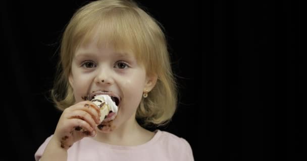 Enfant au visage sale mange banane au chocolat fondu et crème fouettée
 - Séquence, vidéo
