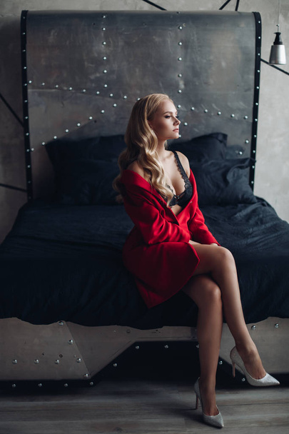 Gorgeous blonde woman in red dress looking at camera. - Foto, immagini