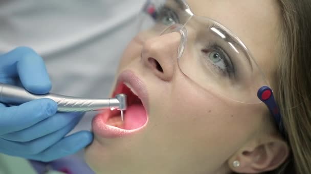 Pretty womans teeth treatment in dental clinic - Materiał filmowy, wideo
