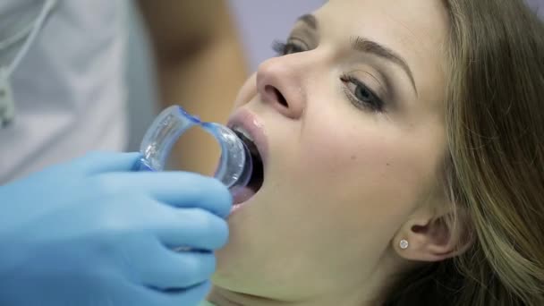 Pretty womans teeth treatment in dental clinic - Záběry, video