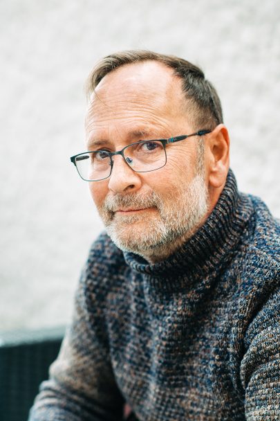 Odkryty portret 50 roku życia mężczyzna ubrany brązowy sweter i okulary - Zdjęcie, obraz