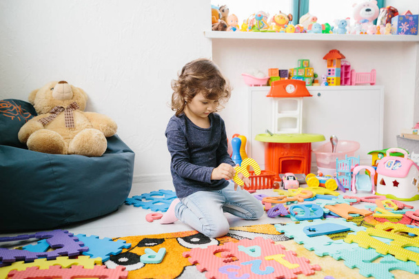 Bambina bambina che gioca con i numeri puzzle
 - Foto, immagini