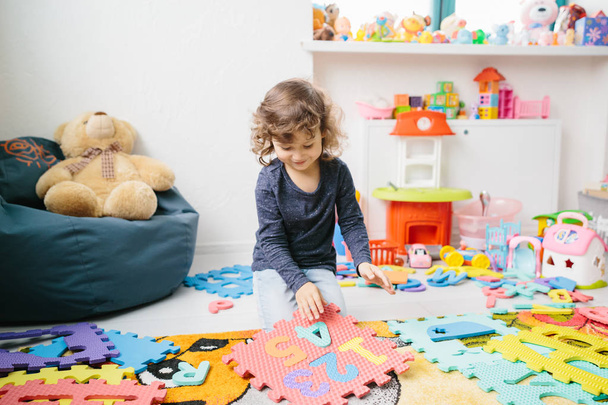 Bambina bambina che gioca con i numeri puzzle
 - Foto, immagini