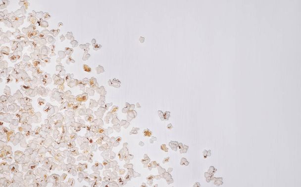 Popcorn on a white wooden background. Background with a plate of - Foto, Imagem