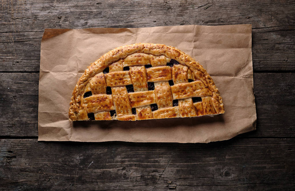 half cherry pie on brown paper - Zdjęcie, obraz