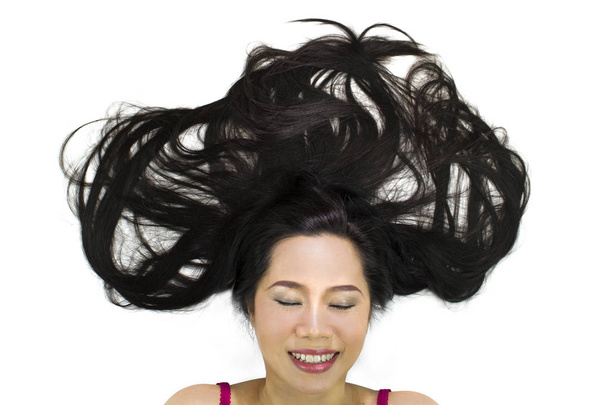 Primer plano retrato de feliz asiático las mujeres acostado en el suelo con blac
 - Foto, imagen