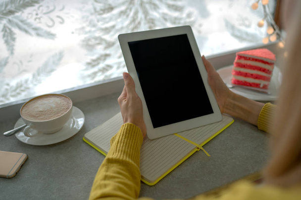 Выборочный акцент на блокнот с женской рукой записывает страницы, женщина-блогер записывает творческие идеи для статьи сидя с современным цифровым планшетом, ноутбук планировщик и чашку кофеина
 - Фото, изображение