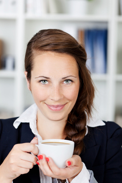 Young Woman Smiling With Coffee Mug - Foto, afbeelding