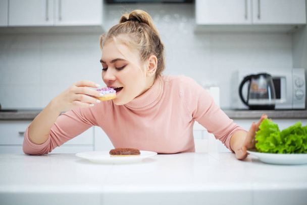 Conceito de dieta, bela jovem mulher escolhendo entre comida saudável e junk food
 - Foto, Imagem