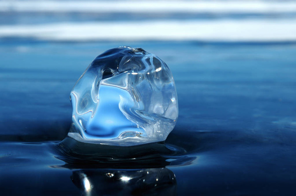 Auringonsäteet taittuvat kristallinkirkkaisiin jääpaloihin. talvimaisema. Baikaljärvi
 - Valokuva, kuva