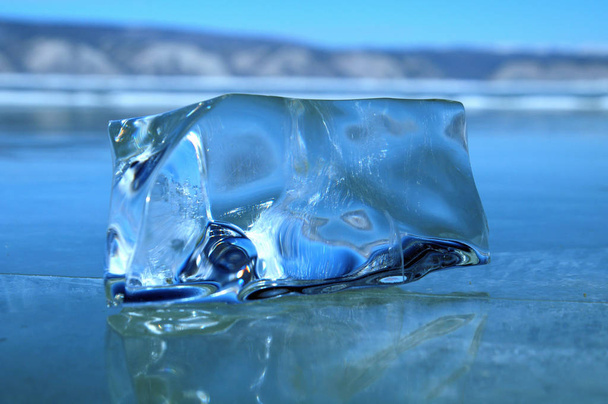 the sun's rays are refracted in crystal clear pieces of ice. winter landscape. Lake Baikal - Photo, Image