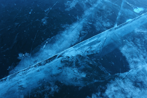 Sluneční paprsky jsou lomu průsvitným ledem jezera Baikal. trhliny v různých hloubkách vytvářejí bizarní Web - Fotografie, Obrázek