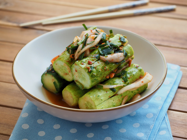 Korealainen ruoka täytetyt kurkut kurkut, kurkku kimchi, Oi-niin-bagi
 - Valokuva, kuva