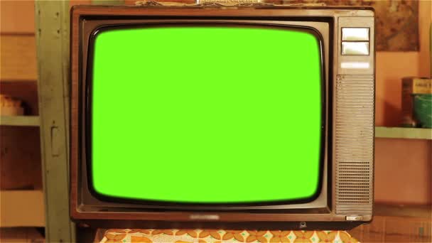 80er Jahre Fernseher mit grünem Bildschirm. Ästhetik der 80er Jahre. Sie können den grünen Bildschirm durch das gewünschte Filmmaterial oder Bild ersetzen. Sie können es mit Tasteneffekt in After Effects tun (siehe Tutorials auf youtube).  - Filmmaterial, Video