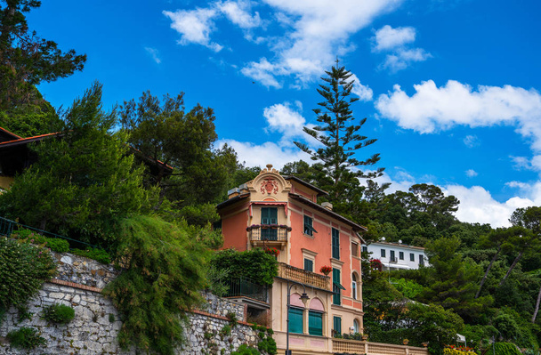 Városkép az olasz tengerparti település Ligur Riviéra a felső, Olaszország. A hihetetlenül gyönyörű olasz tengerparti város Portofino, színes házak és villák, luxusjachtok a kikötőben. - Fotó, kép