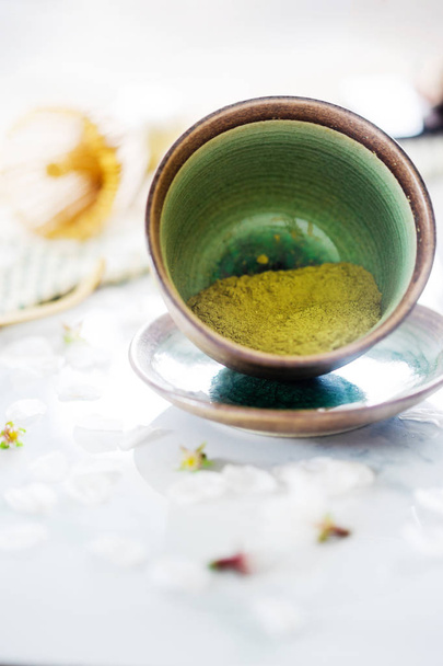 Zielona herbata Matcha w misce na stole - Zdjęcie, obraz