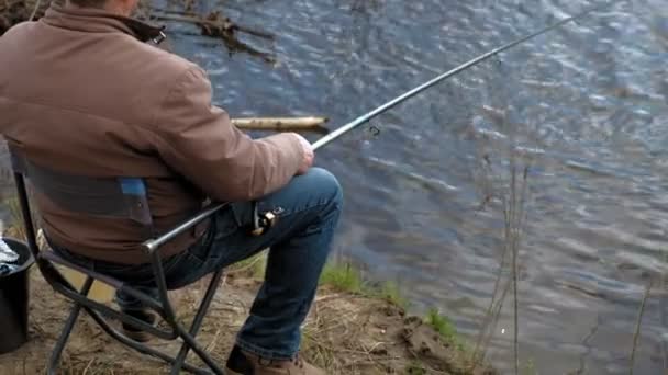 Volwassen man vangt vis op de rivier. - Video