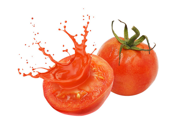 Tomate rojo en rodajas con zumo de salpicadura o salsa de tomate, aislado sobre fondo blanco con ruta de recorte
. - Foto, Imagen