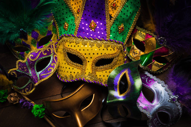 Un gruppo di mardi gras, maschera carnivale su sfondo scuro
 - Foto, immagini