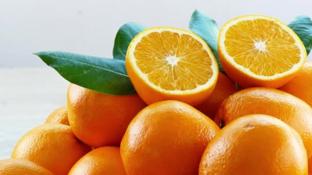 Πολλές φέτες φρέσκα πορτοκάλια, εσπεριδοειδή φόντο  - Πλάνα, βίντεο