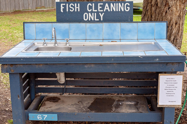 Fregadero de limpieza de pescado al aire libre
 - Foto, Imagen