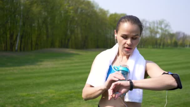 4k. Yetişkin mutlu fitness kadın koşucu eğitim bitirir. İçecek suyu - Video, Çekim
