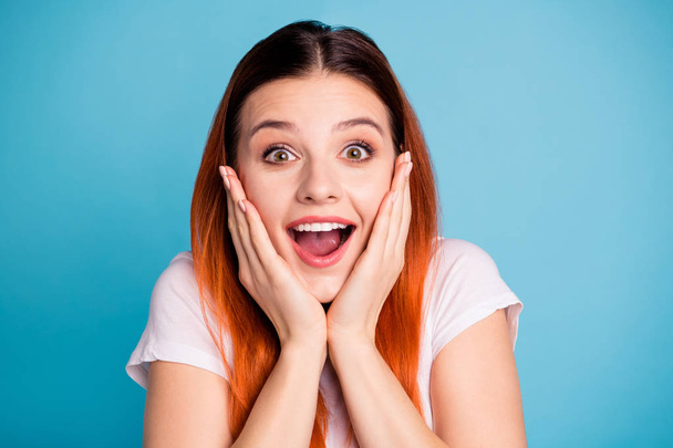 Close up photo nice attractive pretty millennial astonished impressed  incredible novelty gossip open mouth place hands palms cheeks face scream shout isolated  modern summer outfit blue background - Foto, immagini