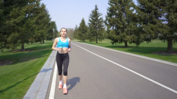 4K. Corredor adulto de fitness mujer termina el entrenamiento y beber agua
 - Imágenes, Vídeo
