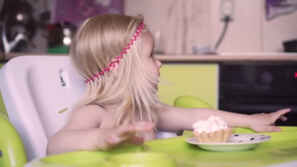 gyermek szemtelen az asztalnál, és nem hajlandó enni. - Felvétel, videó