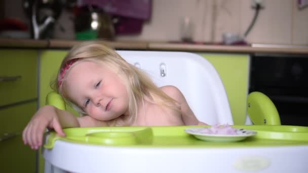 Anya próbál takarmány egy csecsemő egy kanál. A gyermek nem akar enni. - Felvétel, videó