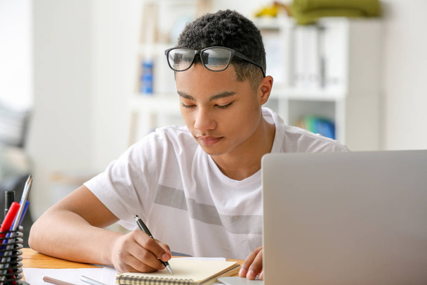 afro-americano adolescente ragazzo fare i compiti
 - Foto, immagini