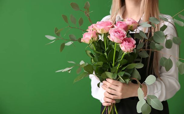Młoda kobieta kwiaciarnia z bukietem na tle koloru - Zdjęcie, obraz